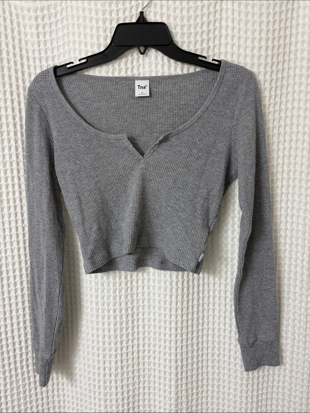 Aritzia TNA Grey Waffle Long Sleeve Crop Top Size Medium